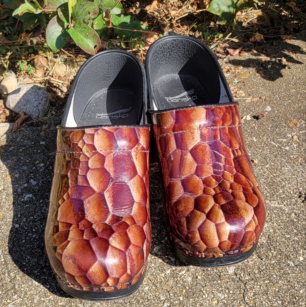 DANSKO, Rare, brown, snake-like pattern size 39